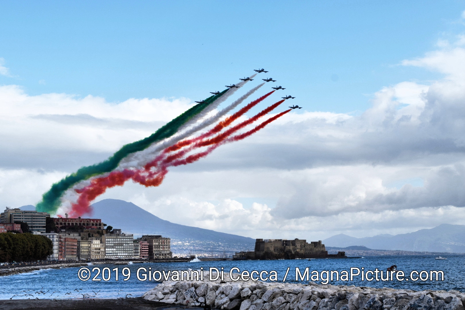 Napoli – Festa delle Forze Armate sul Lungomare – Lo spettacolo delle Frecce Tricolori – Photogallery
